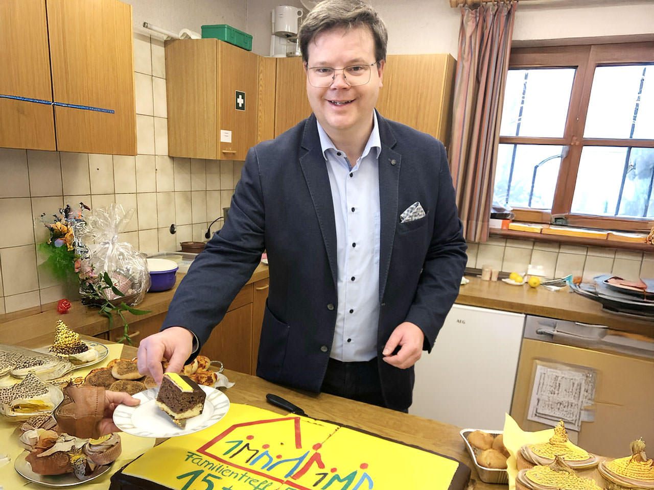 Familientreff in Ebersbach, Herr Keller gibt Kuchen aus