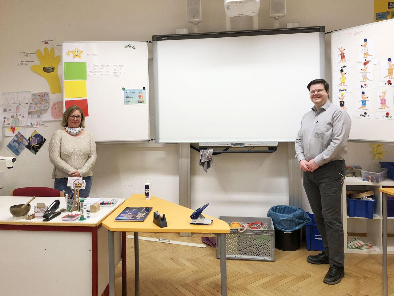 Schulausstattung in Ebersbach, Eberhard Keller in der Schule vor einer Tafel mit Lehrerin